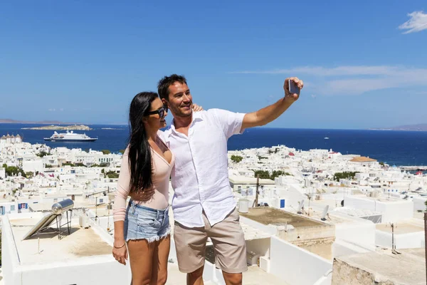 Parejas jóvenes tomando selfies en Mykonos —  Fotos de Stock