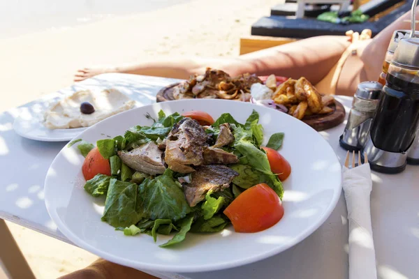 Salade et nourriture grecque — Photo
