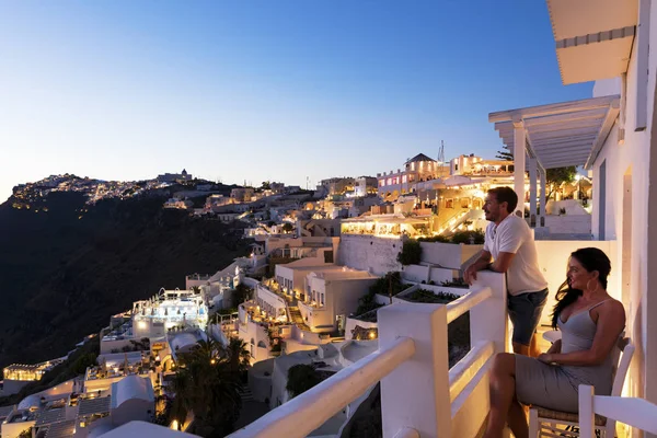 Pareja en Santorini —  Fotos de Stock