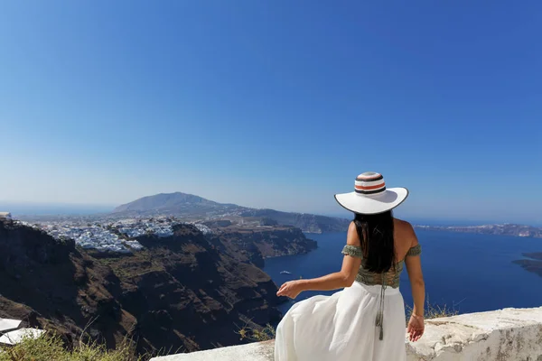 Mujer atractiva en Santorini —  Fotos de Stock