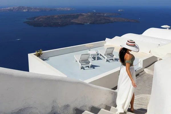 Attractive woman in Santorini — Stock Photo, Image