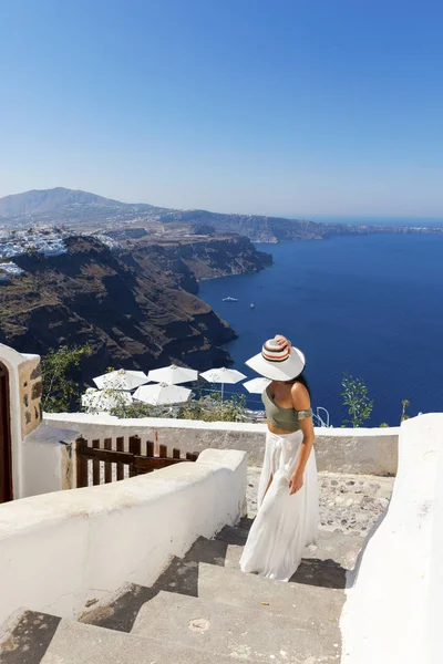 Mujer atractiva en Santorini —  Fotos de Stock