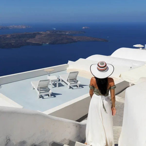 Mujer atractiva en Santorini —  Fotos de Stock