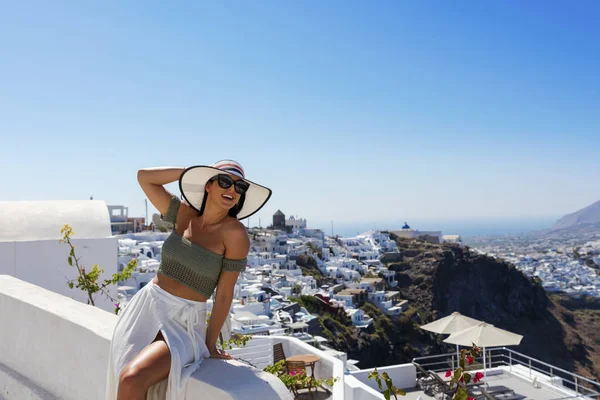 Mujer atractiva en Santorini —  Fotos de Stock