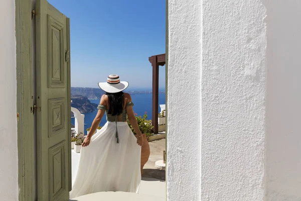 Mujer atractiva en Santorini —  Fotos de Stock