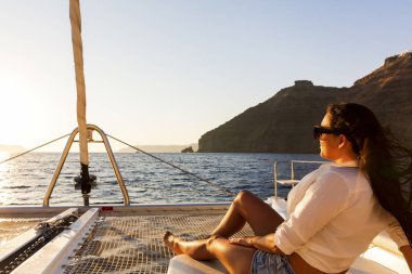 Yatta gün batımında çekici kadın