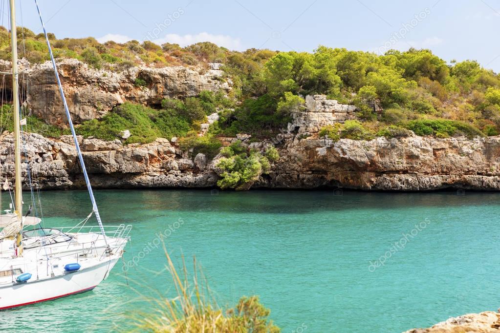 Yachting sulla soleggiata Cala Sa Nau