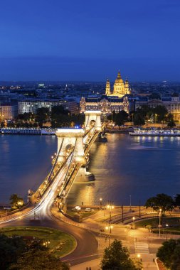 Alacakaranlıkta Chain Bridge Budapest City