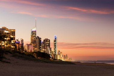 Surfers Paradise highrises gün batımında