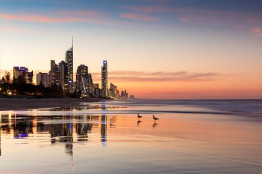 Surfers Paradise highrises gün batımında
