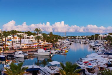 Cala Dor marina karakolda günbatımı, Mallorca