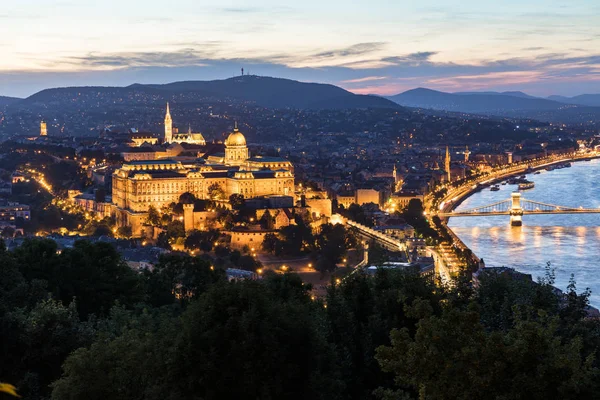 Budapester Stadtpanorama in der Abenddämmerung — Stockfoto