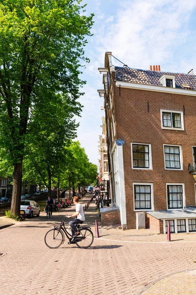 Traditionele Amsterdam gebouwen en grachten — Stockfoto