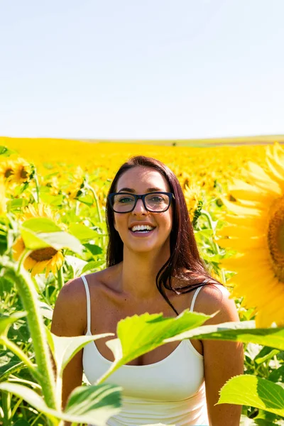 Rindo mulher atraente no campo de girassol — Fotografia de Stock