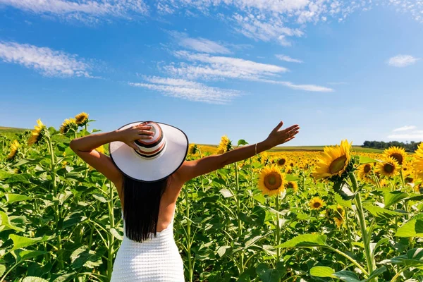 Mulher atraente feliz no campo de girassol — Fotografia de Stock