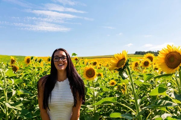 Tertawa menarik wanita di bidang bunga matahari — Stok Foto