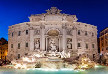 Trevi Çeşmesi batımında panoramik