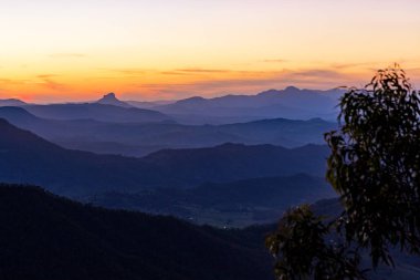 Gold Coast hinterland günbatımı manzarası