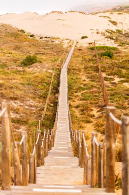 Ahşap geçit ve merdiven Guincho Beach doğru
