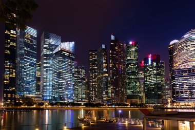 Şehir merkezindeki Singapur şehir manzarası