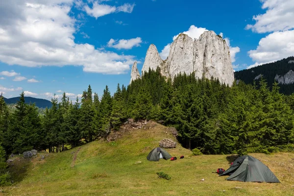Campers on mountain top — Stock Photo, Image