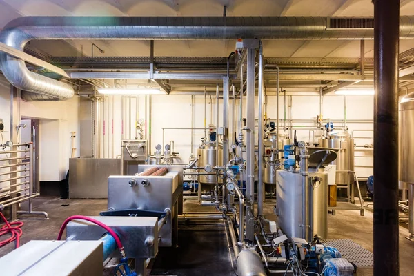 专业小型酿酒厂成立与不锈钢设备 — 图库照片