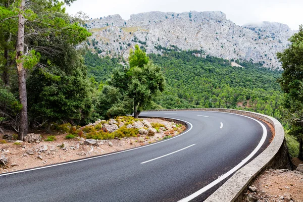 Strada di montagna che sale Puig Major a Maiorca — Foto Stock