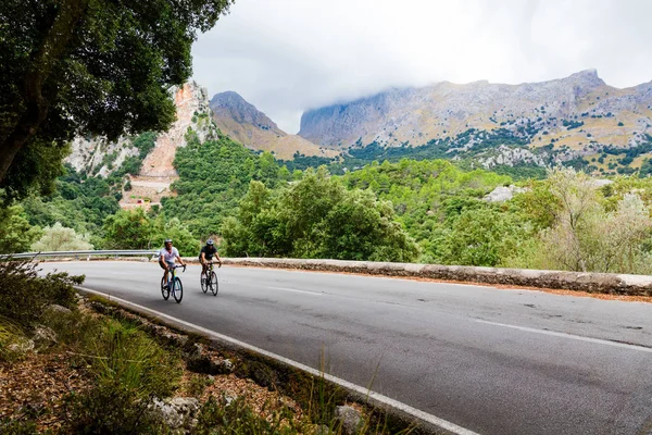 Ciclistas subindo o Puig Maior pico em Maiorca — Fotografia de Stock