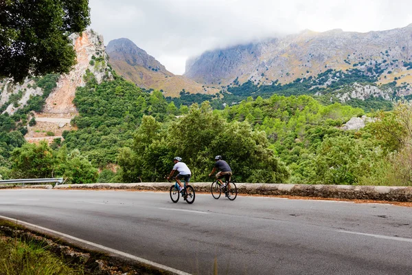 Cicliștii care urcă pe vârful Puig Major din Mallorca — Fotografie, imagine de stoc