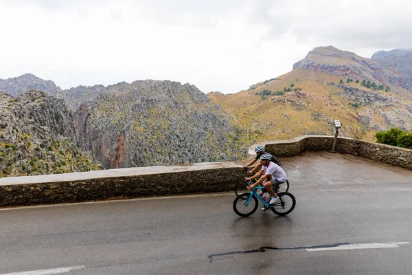 Ciclistas subindo o Puig Maior pico em Maiorca — Fotografia de Stock