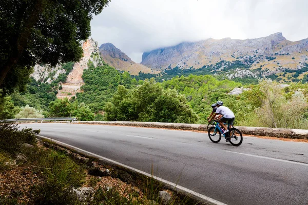 Cyklisty, kteří se vrchol Puig Major v Mallorca — Stock fotografie