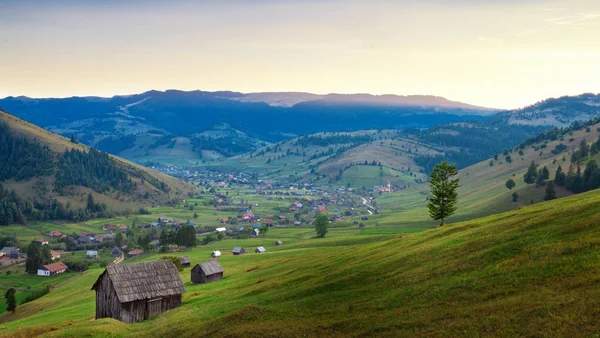 Vue sur la vallée traditionnelle de Transylvanie au coucher du soleil — Photo