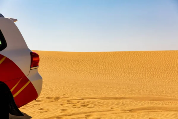 Véhicule hors route dans les dunes de sable du désert — Photo