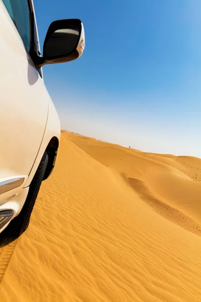 Vehículo todoterreno en dunas de arena desértica — Foto de Stock