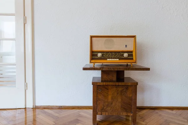 Vintage radio on old cabinet — Stock Photo, Image