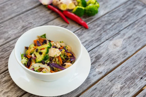 Sauté de légumes et de poulet faible en gras — Photo