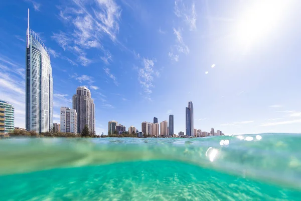 Se fra vannet i Surfers Paradise på Gullkysten – stockfoto