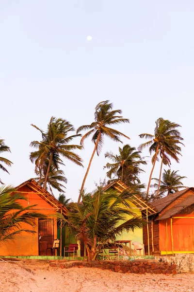 Cabanas de praia de Arambol ao pôr do sol, Goa — Fotografia de Stock