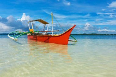 Geleneksel balıkçı teknesi bozulmamış plajda, Siargao, Türkiye