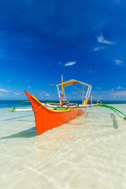 Geleneksel balıkçı teknesi bozulmamış plajda, Siargao, Türkiye