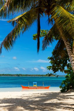 Tropikal Guyam Adası ile geleneksel balıkçı tekneleri, Siargao, Türkiye