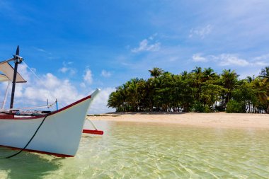 Tropikal Guyam Adası ile geleneksel balıkçı tekneleri, Siargao, Türkiye