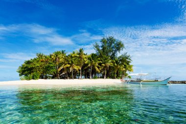 Tropikal Guyam Adası ile geleneksel balıkçı tekneleri, Siargao, Türkiye