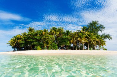 Tropikal Guyam Adası ile geleneksel balıkçı tekneleri, Siargao, Türkiye