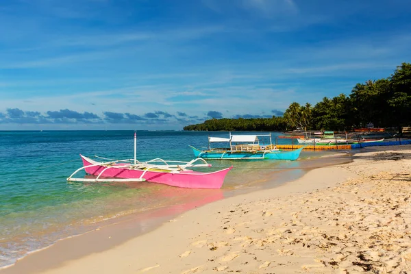 菲律宾锡亚高岛原始海滩上的传统渔船 — 图库照片