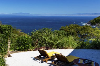 Tropikal yağmur ormanları ve bay, Puerto Vallarta, Jalisco, Meksika bakan şezlong