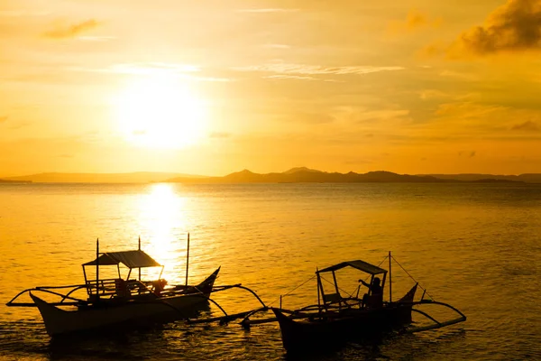 Barcos Pesca Tradicionales Atardecer Playa Prístina Filipinas —  Fotos de Stock