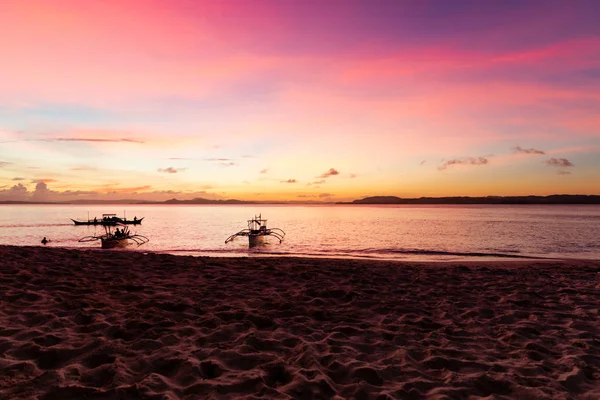 Barcos Pesca Tradicionales Atardecer Playa Prístina Filipinas —  Fotos de Stock