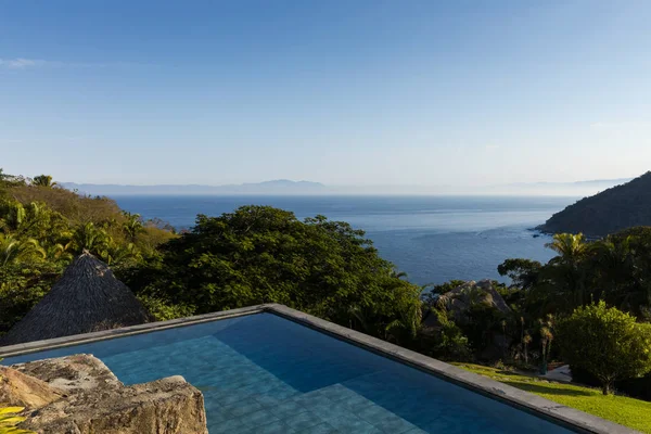 Schwimmbad Mit Blick Auf Den Tropischen Regenwald Und Die Bucht — Stockfoto