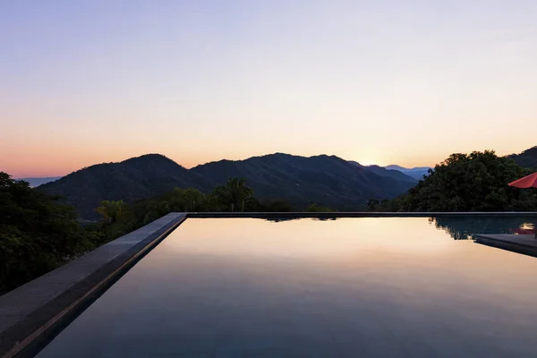 Schwimmbad Bei Sonnenaufgang Mit Blick Auf Den Tropischen Regenwald Und — Stockfoto